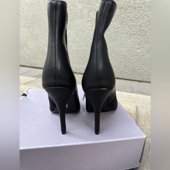 Jennifer Lopez heeled boots - Picture 4 of 6